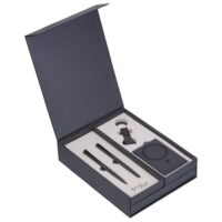 SET POKLON 2 OLOVKE KEMIJSKE PLUS ROLER PLUS PRIVJESAK PLUS ETUI ZA KARTICE PLUS NOTES A5 MOLU 533077 TAMNOSIVI (63007)